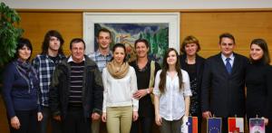 Zlati maturantje skupaj s starši, prijatelji in sorodniki ter županom